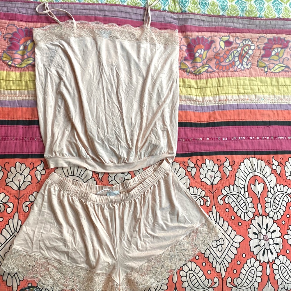 Hanro Noelia Intimate Sleep Shorts and Chemise Set - Picture 11 of 16